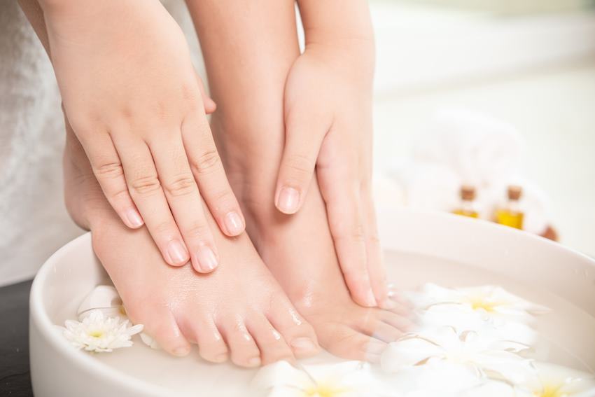 Трещины на пальцах ног — причины и лечение
