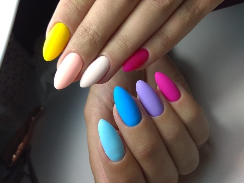 Дизайн ногтей с цветными стразами (36 фото)