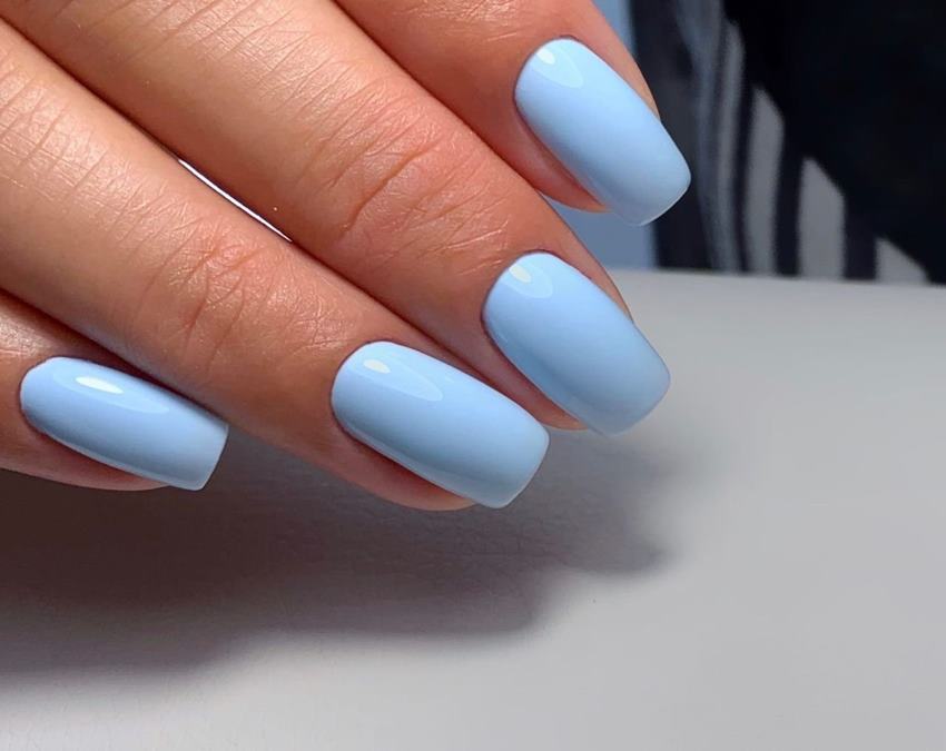 Голубой маникюр: Селена Гомес показала самый модный цвет лака для ногтей на лето 2022